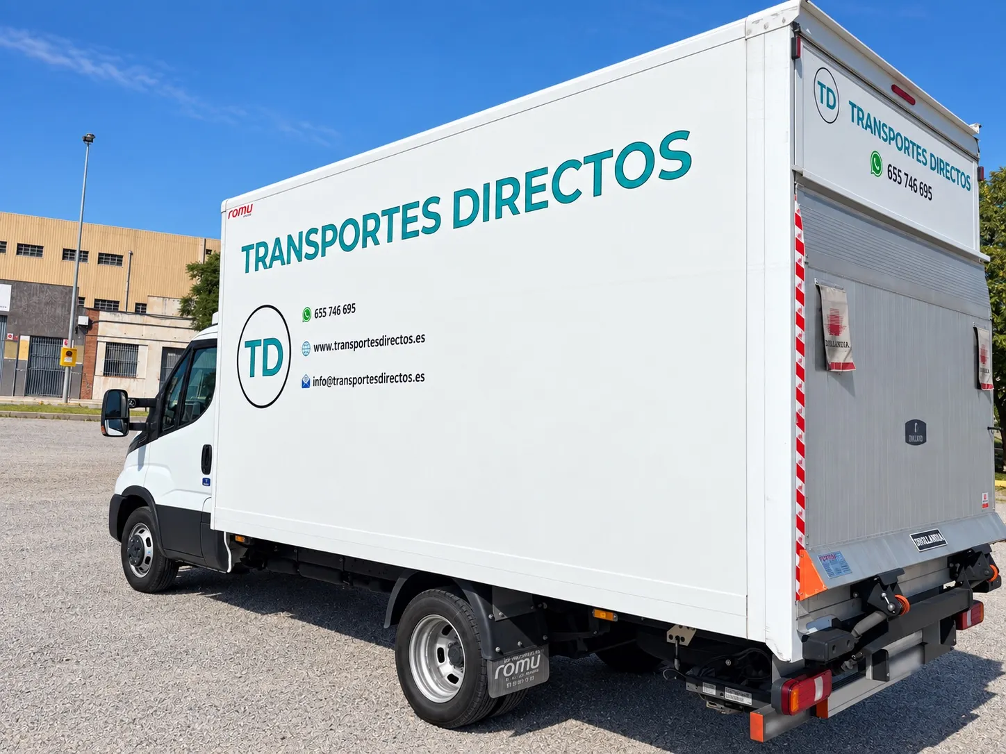 Camión carrozado de Transportes Directos con plataforma elevadora trasera