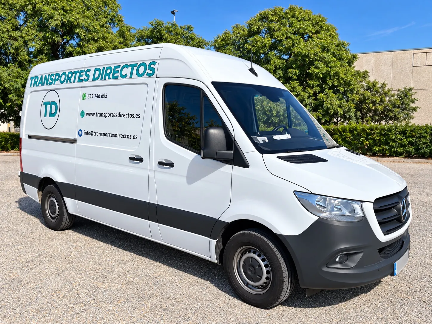 Furgoneta Mercedes Sprinter rotulada con el logotipo y el teléfono de Transportes Directos